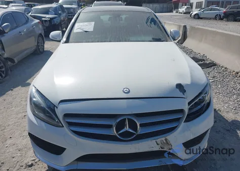 2015 Mercedes-Benz C 300 Sport 4Matic z USA, uszkodzony, nr VIN 55SWF4KB5FU028920